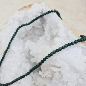 Collier en perles naturelles de Malachite 4 mm, bijou artisanal de lithothérapie pour protection et confiance en soi.