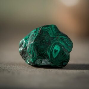 Malachite roulée – Pierre naturelle aux motifs verts profonds, symbole de transformation et de protection.