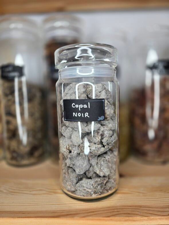 Résine de copal noir en morceaux – encens traditionnel pour fumigation et purification