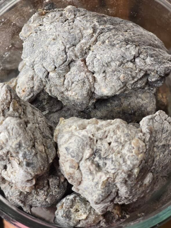 Résine de copal noir en morceaux – encens traditionnel pour fumigation et purification
