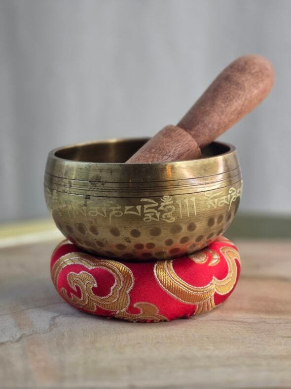 Bol chantant tibétain 8 cm premium avec mantras gravés, coussin et bâton pour méditation, relaxation et harmonisation énergétique