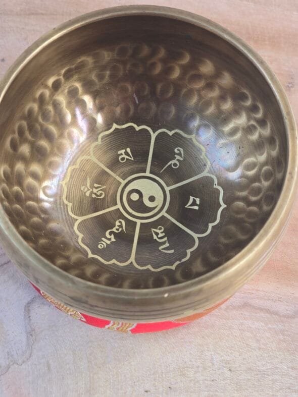 Bol chantant tibétain 8 cm premium avec mantras gravés, coussin et bâton pour méditation, relaxation et harmonisation énergétique