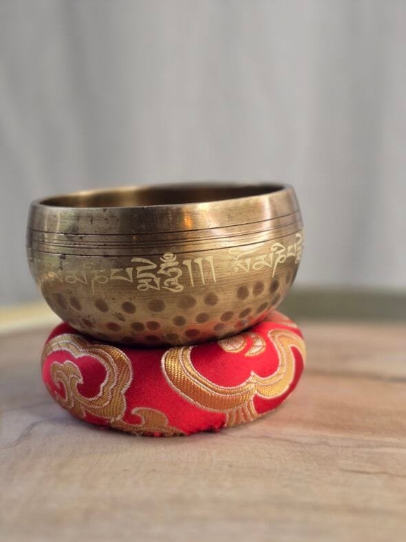 Bol chantant tibétain 8 cm premium avec mantras gravés, coussin et bâton pour méditation, relaxation et harmonisation énergétique