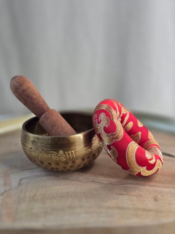 Bol chantant tibétain 8 cm premium avec mantras gravés, coussin et bâton pour méditation, relaxation et harmonisation énergétique
