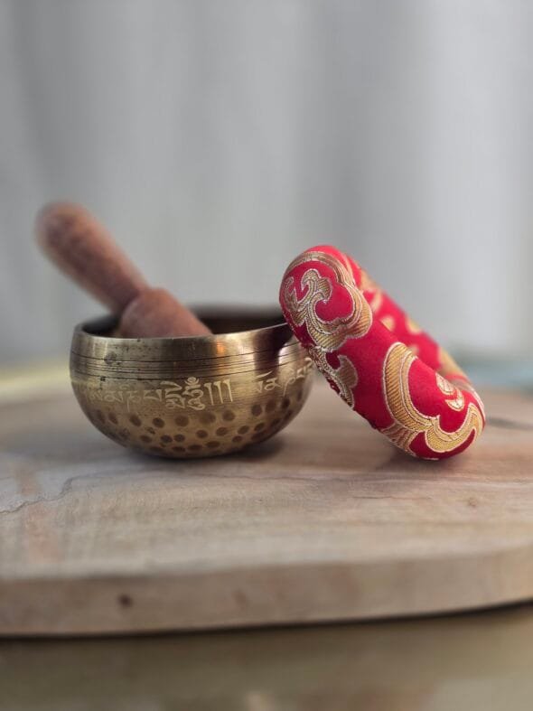 Bol chantant tibétain 8 cm premium avec mantras gravés, coussin et bâton pour méditation, relaxation et harmonisation énergétique