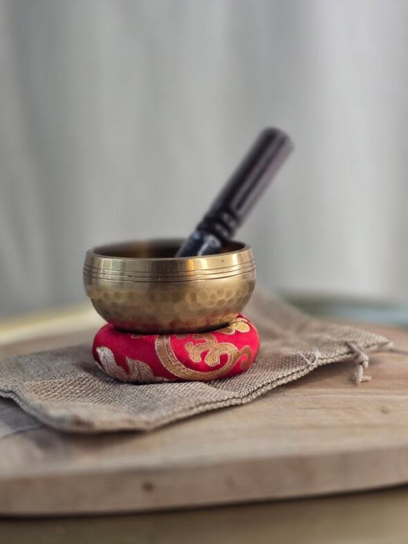 Bol chantant tibétain 8 cm avec coussin, bâton et sachet type jute pour méditation, relaxation et harmonisation énergétique