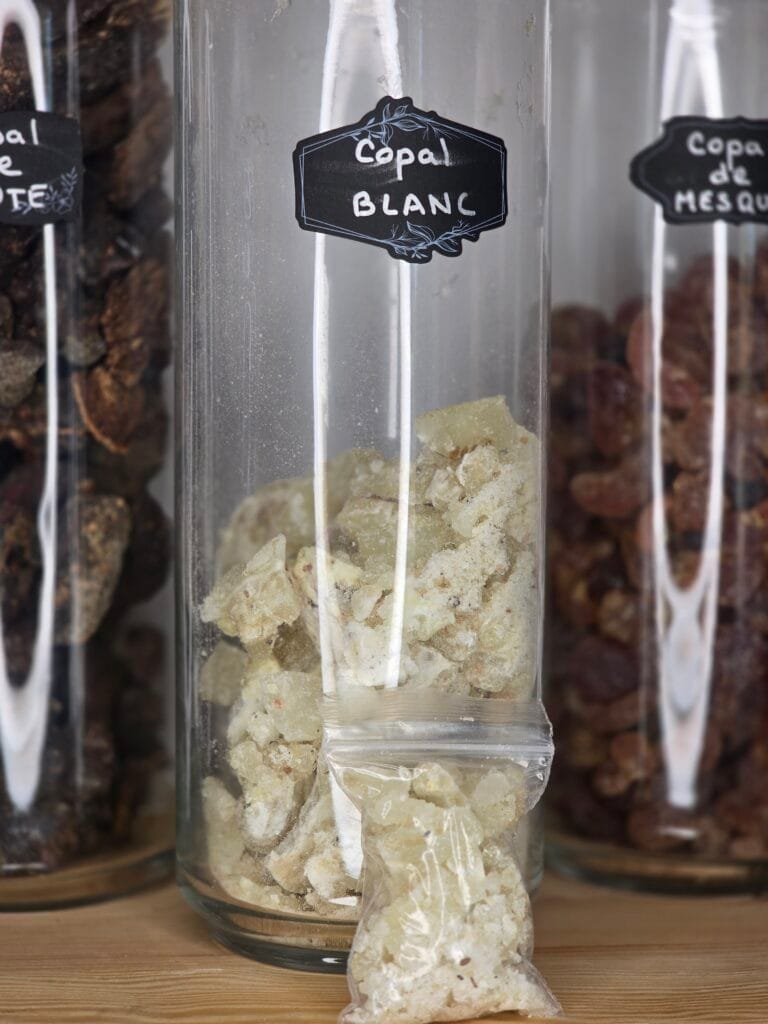Sachet de 30 g de copal blanc – résine sacrée de Bursera bipinnata, encens naturel du Mexique pour rituels et méditation.