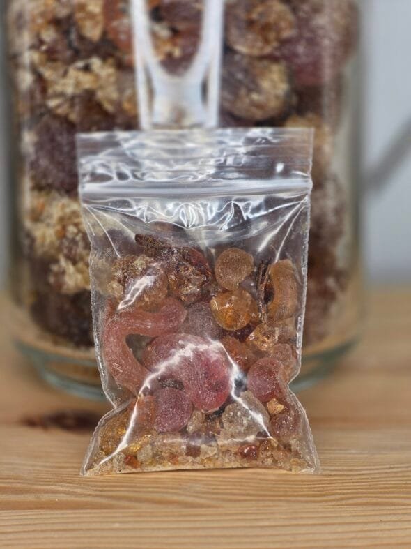 Sachet de 30 g de copal Mesquite – résine sacrée de Prosopis alba, encens naturel du Mexique pour ancrage et purification rituelle.