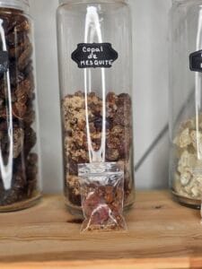 Sachet de 30 g de copal Mesquite – résine sacrée de Prosopis alba, encens naturel du Mexique pour ancrage et purification rituelle.