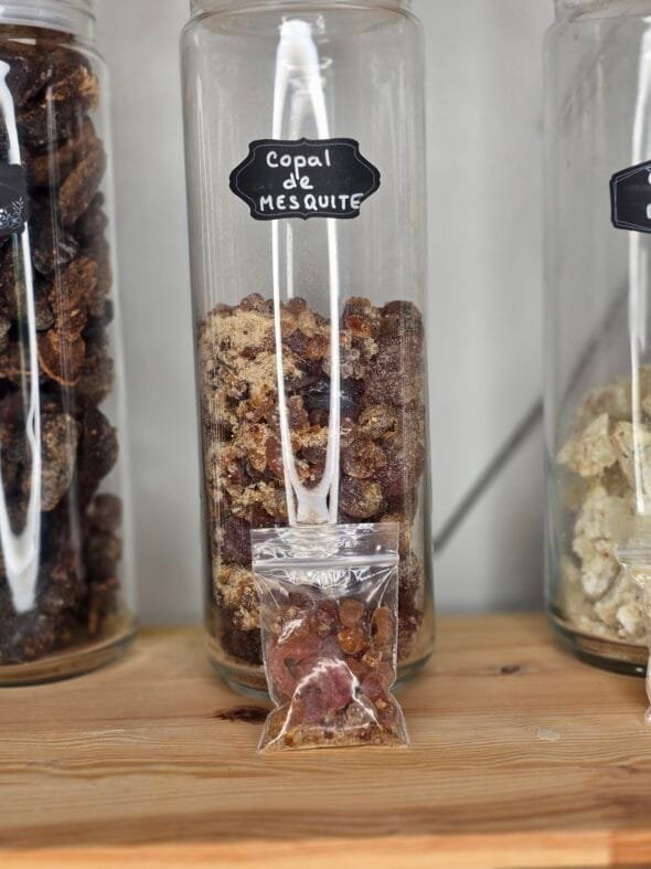 Sachet de 30 g de copal Mesquite – résine sacrée de Prosopis alba, encens naturel du Mexique pour ancrage et purification rituelle.