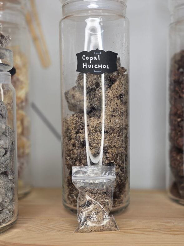 Sachet de 30 g de Copal Huichol – résine sacrée Bursera spp., encens artisanal mexicain pour rituels spirituels et visions.