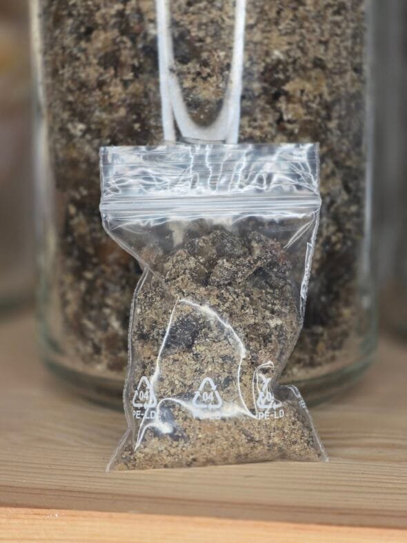 Sachet de 30 g de Copal Huichol – résine sacrée Bursera spp., encens artisanal mexicain pour rituels spirituels et visions.