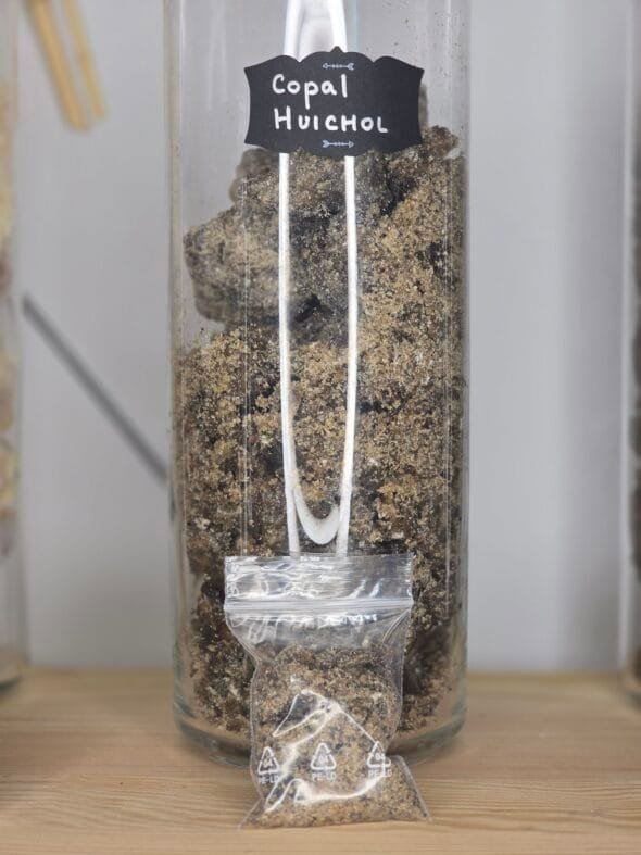 Sachet de 30 g de Copal Huichol – résine sacrée Bursera spp., encens artisanal mexicain pour rituels spirituels et visions.