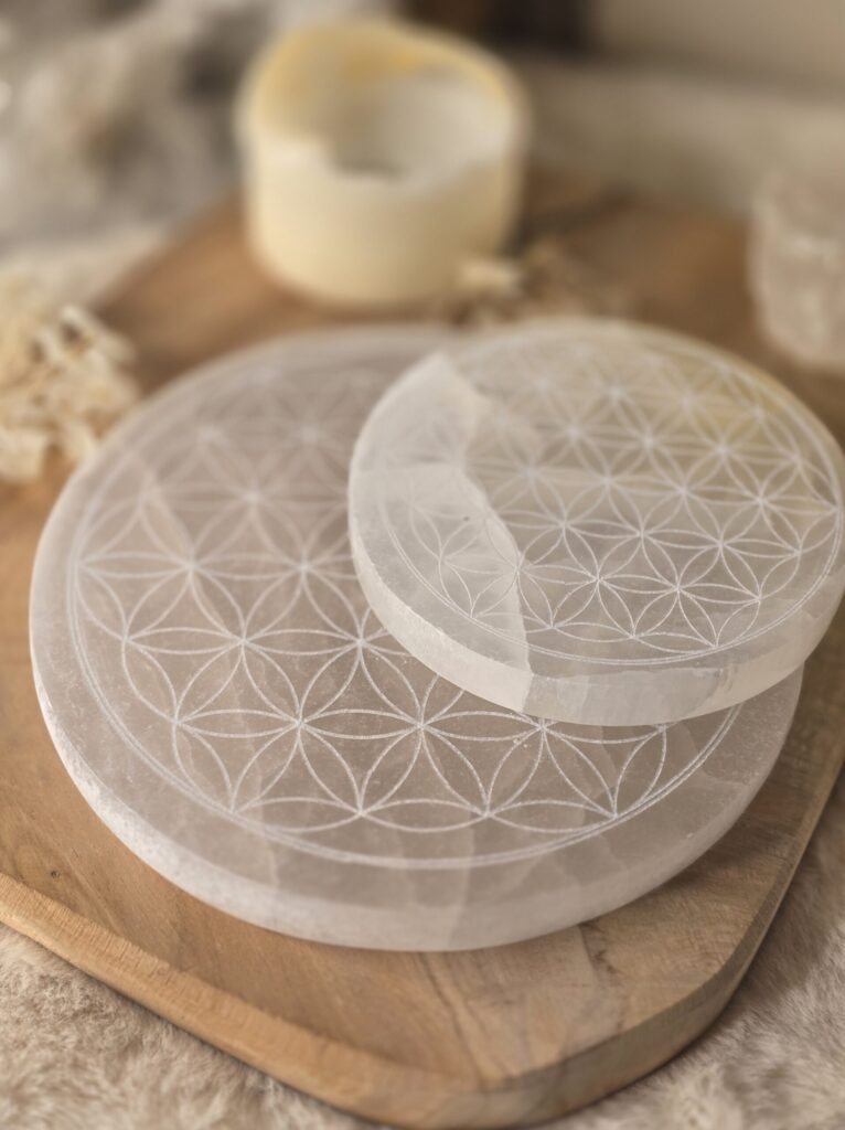 Plaque en sélénite gravée de la Fleur de Vie – idéale pour purifier vos cristaux et harmoniser les énergies ✨