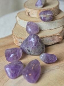 Pierre roulée en Améthyste Chevron 1-3 cm Madagascar – méditation, protection énergétique et équilibre émotionnel