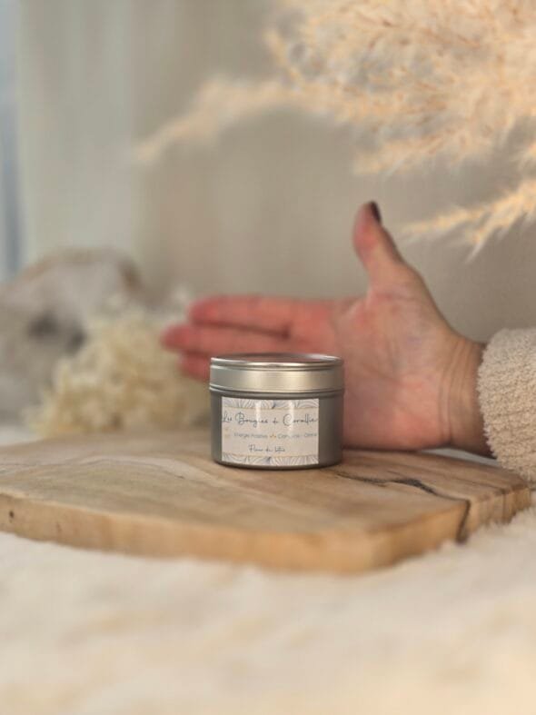 Bougie artisanale française avec couvercle, en cire végétale naturelle parfumée, présentée dans un pot en verre. Format 133 g.