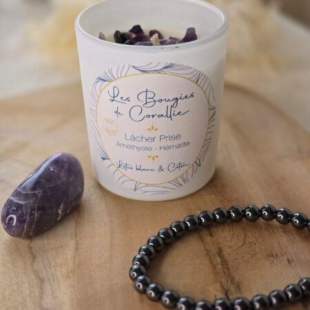Bougie artisanale française en cire végétale naturelle, décorée de pierres d’améthyste et d’hématite, parfum lotus blanc et coton.