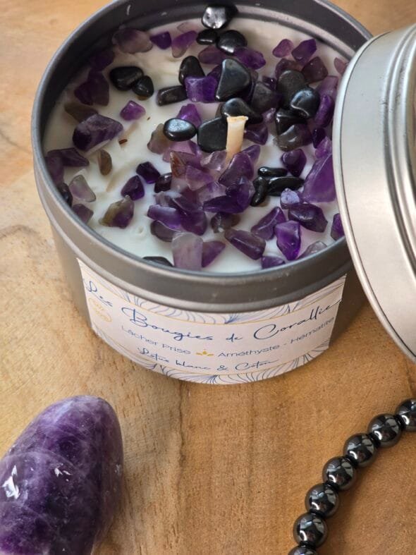 Bougie artisanale française en cire végétale naturelle, décorée de pierres d’améthyste et d’hématite, parfum lotus blanc et coton.