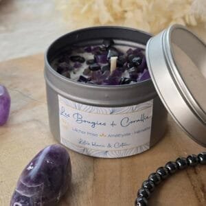 Bougie artisanale française en cire végétale naturelle, décorée de pierres d’améthyste et d’hématite, parfum lotus blanc et coton.