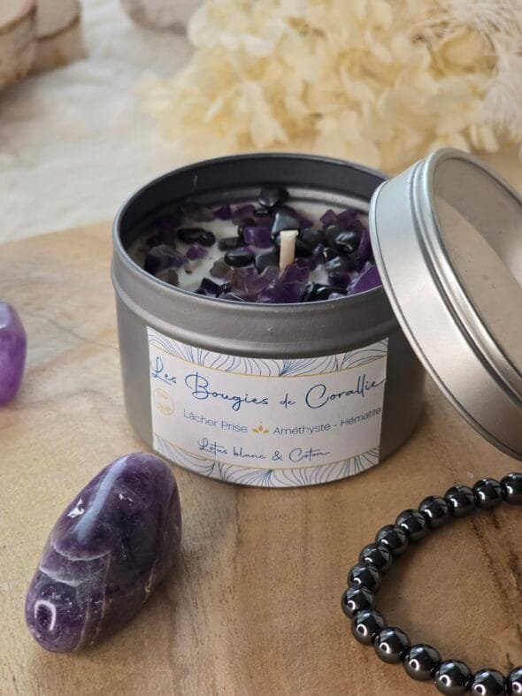 Bougie artisanale française en cire végétale naturelle, décorée de pierres d’améthyste et d’hématite, parfum lotus blanc et coton.