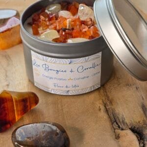 Bougie artisanale française en cire végétale naturelle, décorée de pierres de cornaline et de citrine, parfum fleur de lotus – 133 g.