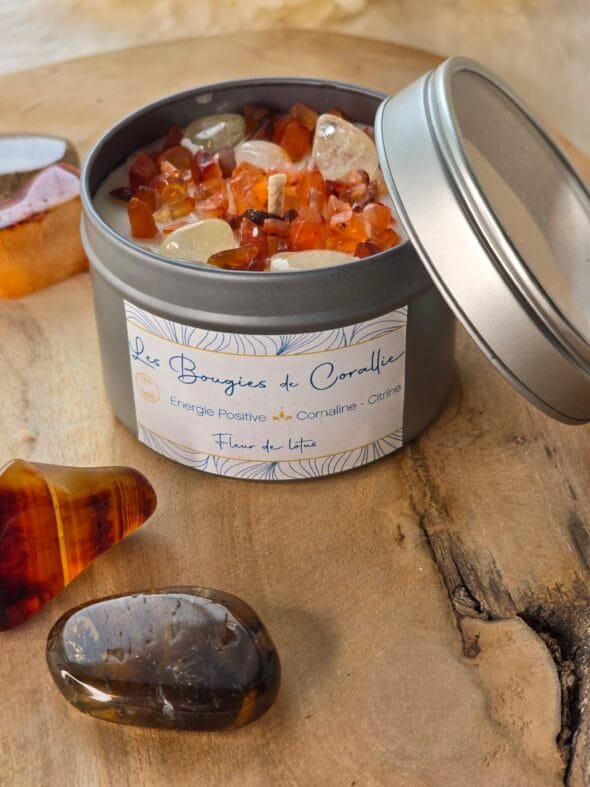 Bougie artisanale française en cire végétale naturelle, décorée de pierres de cornaline et de citrine, parfum fleur de lotus – 133 g.