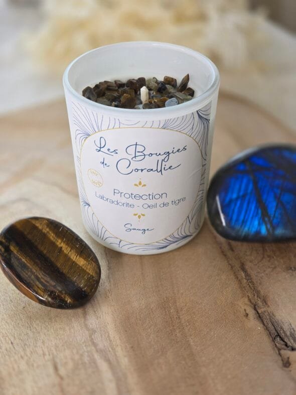 Bougie protection artisanale française en cire végétale naturelle, décorée de pierres de labradorite et d’œil de tigre, parfum sauge.