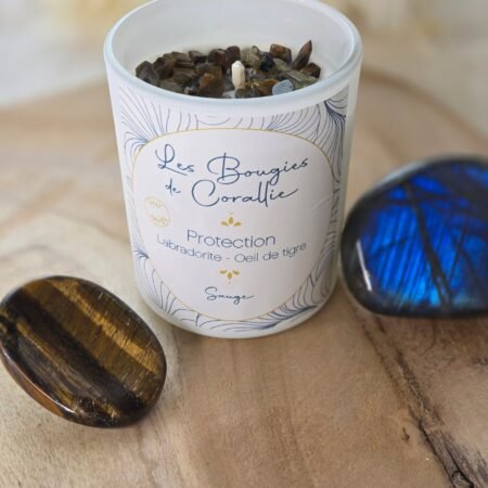 Bougie protection artisanale française en cire végétale naturelle, décorée de pierres de labradorite et d’œil de tigre, parfum sauge.