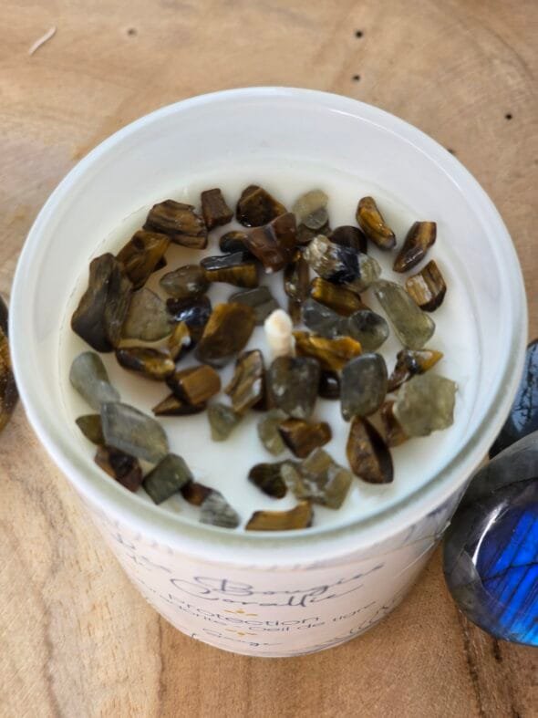 Bougie protection artisanale française en cire végétale naturelle, décorée de pierres de labradorite et d’œil de tigre, parfum sauge.