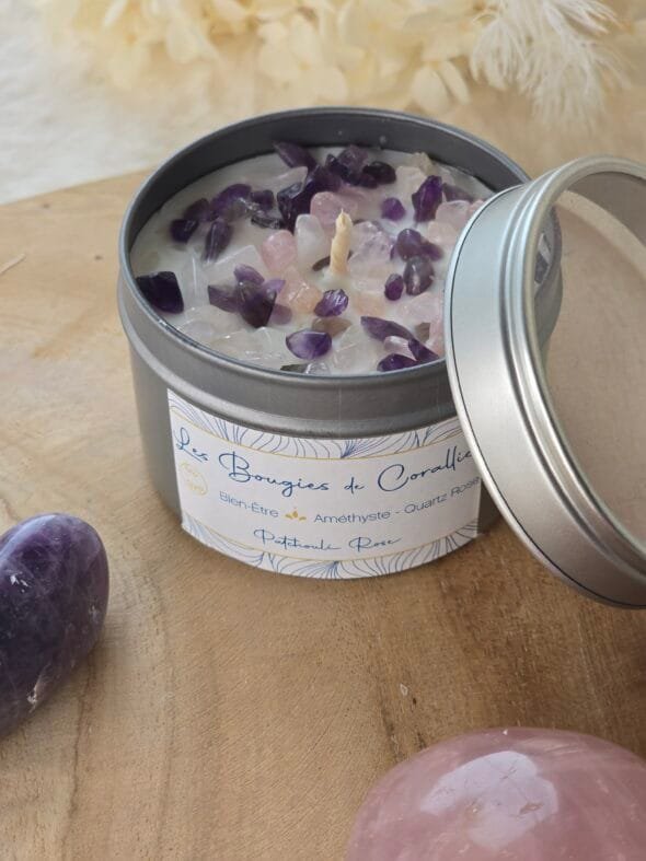 Bougie artisanale française en cire végétale naturelle, décorée de pierres d’améthyste et de quartz rose, parfum patchouli et rose – 133 g.