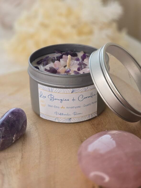Bougie artisanale française en cire végétale naturelle, décorée de pierres d’améthyste et de quartz rose, parfum patchouli et rose – 133 g.