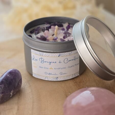 Bougie artisanale française en cire végétale naturelle, décorée de pierres d’améthyste et de quartz rose, parfum patchouli et rose – 133 g.