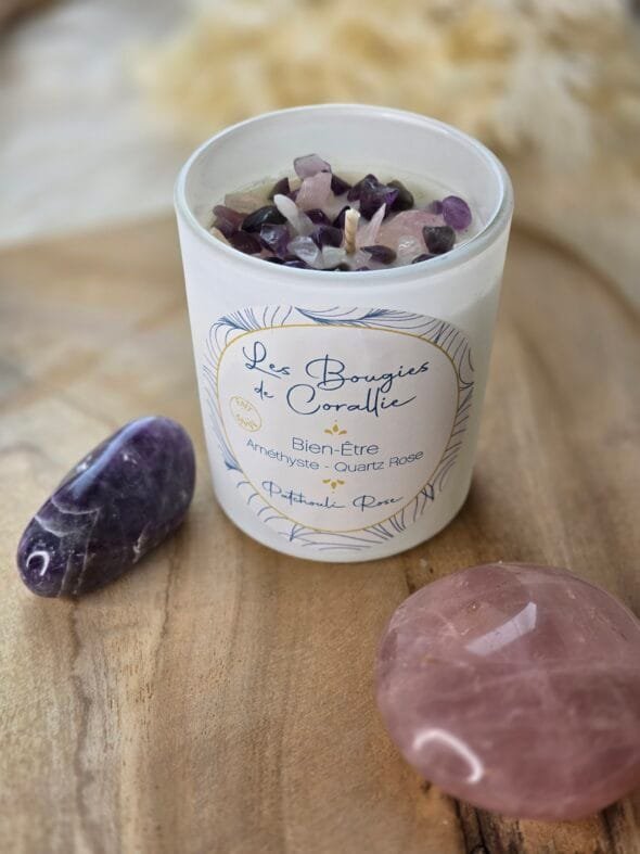 Bougie artisanale française en cire végétale naturelle, décorée de pierres d’améthyste et de quartz rose, parfum patchouli et rose – 193 g.