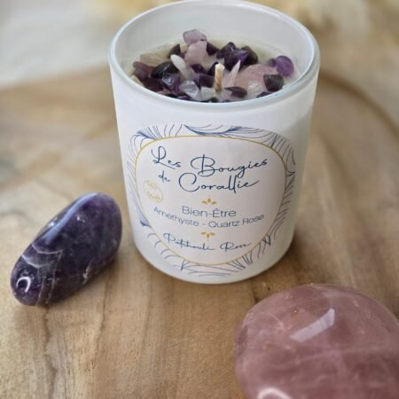 Bougie artisanale française en cire végétale naturelle, décorée de pierres d’améthyste et de quartz rose, parfum patchouli et rose – 193 g.