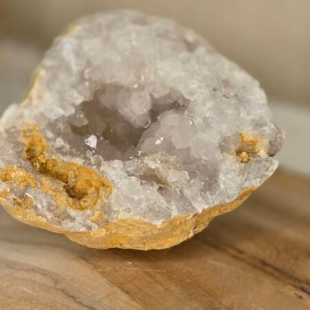 Géode de quartz naturelle ouverte avec cristaux blancs brillants.