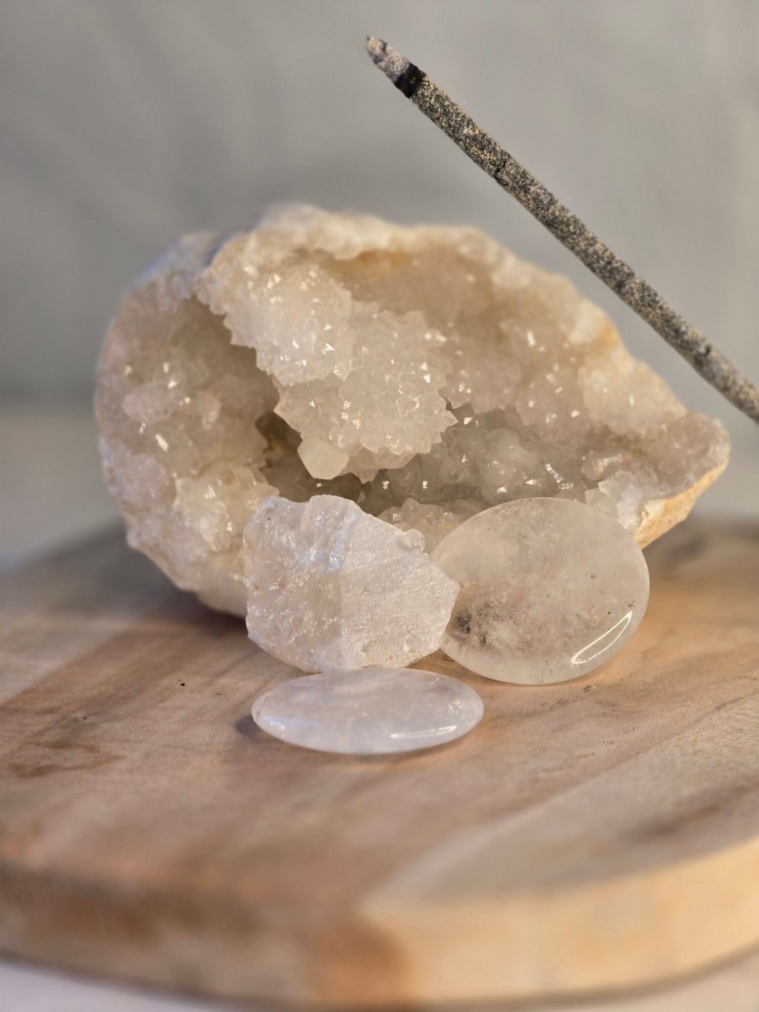 Encens de purification allumé avec quartz clair