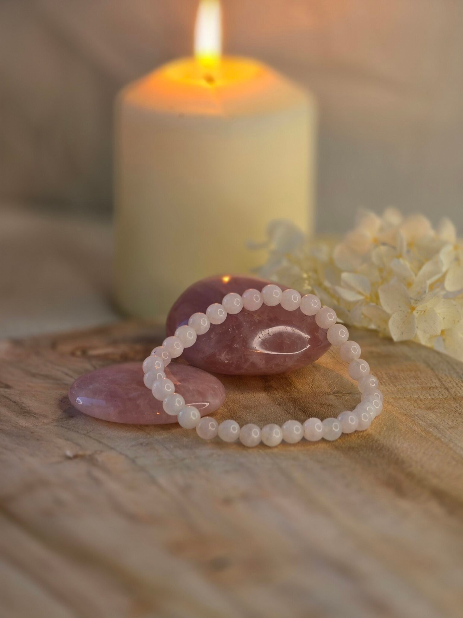 Quartz rose avec bougie et fleur pour amour et douceur