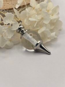 Pendule sphérique en cristal de roche – outil de radiesthésie et d’intuition