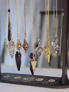 Ensemble de pendules divinatoires en pierre, métal et résine