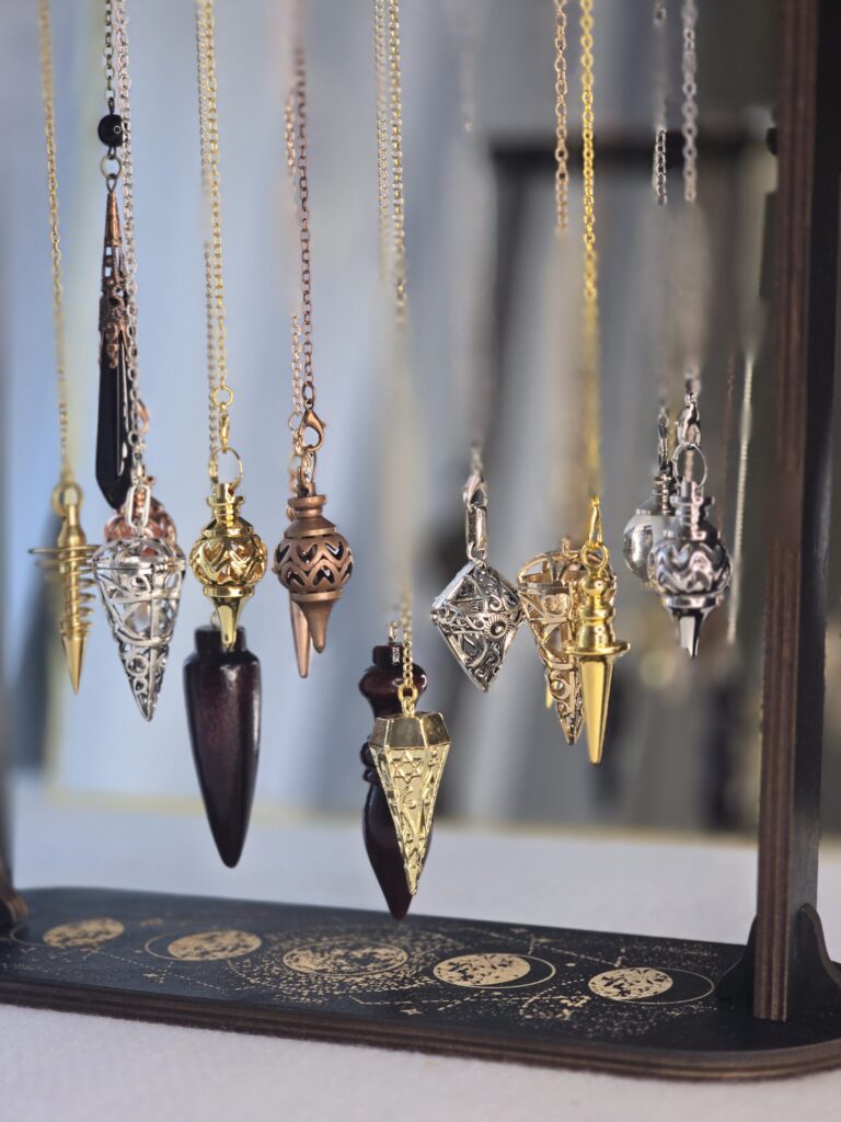Ensemble de pendules divinatoires en pierre, métal et résine