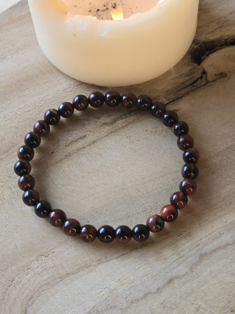 Bracelet œil de taureau sur bois naturel avec bougie pour ancrage et stabilité