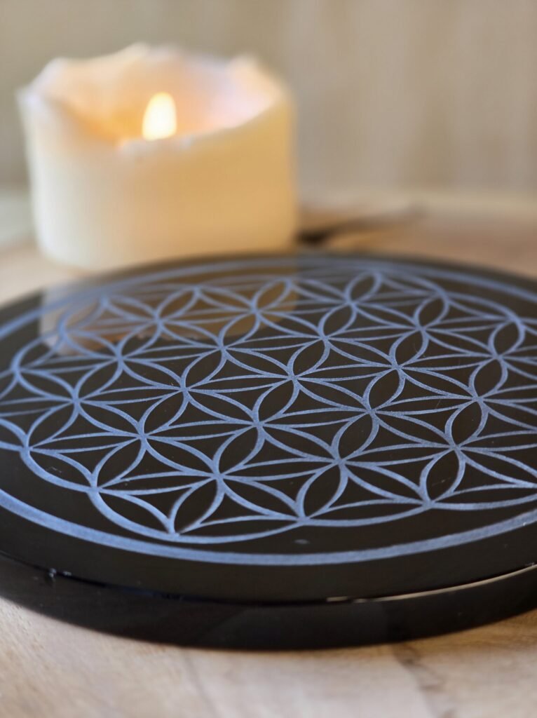 Disque Fleur de Vie en obsidienne noire sur bois naturel avec bougie pour protection et ancrage