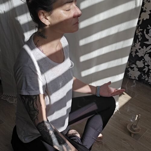 Sophie en méditation Isha Kriya — fondatrice de la boutique Isha Kriya