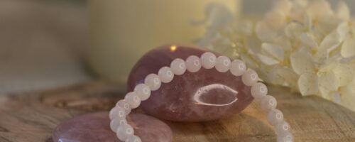 Quartz rose avec bougie et fleur pour amour et douceur