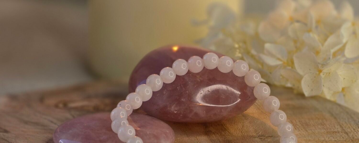 Quartz rose avec bougie et fleur pour amour et douceur