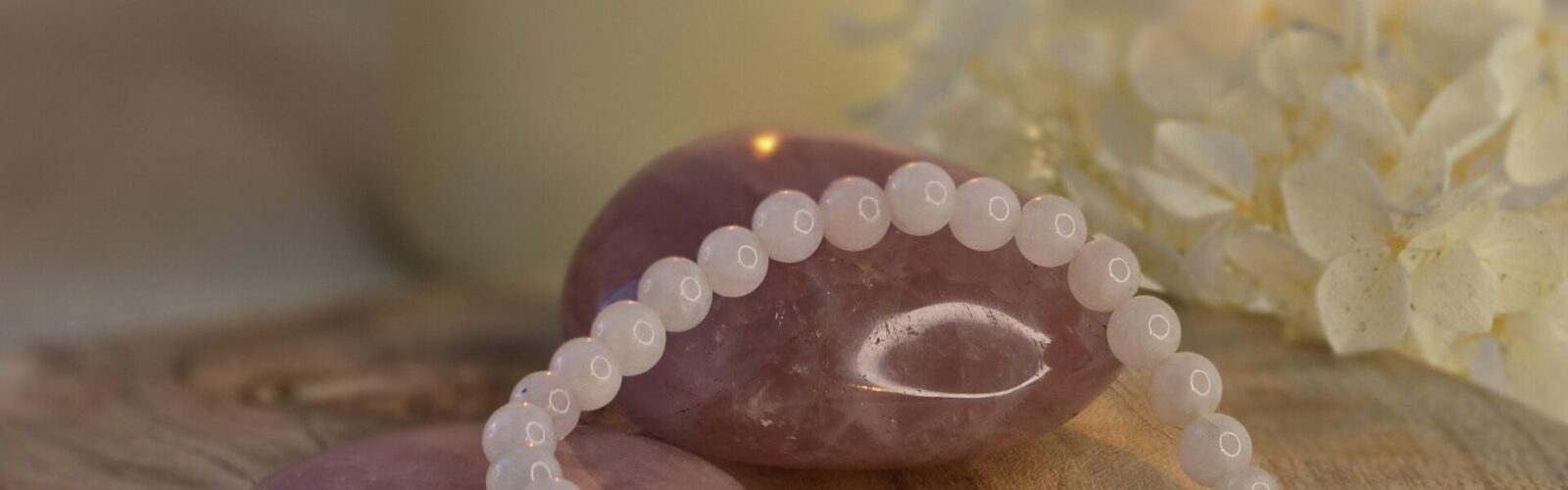 Quartz rose avec bougie et fleur pour amour et douceur