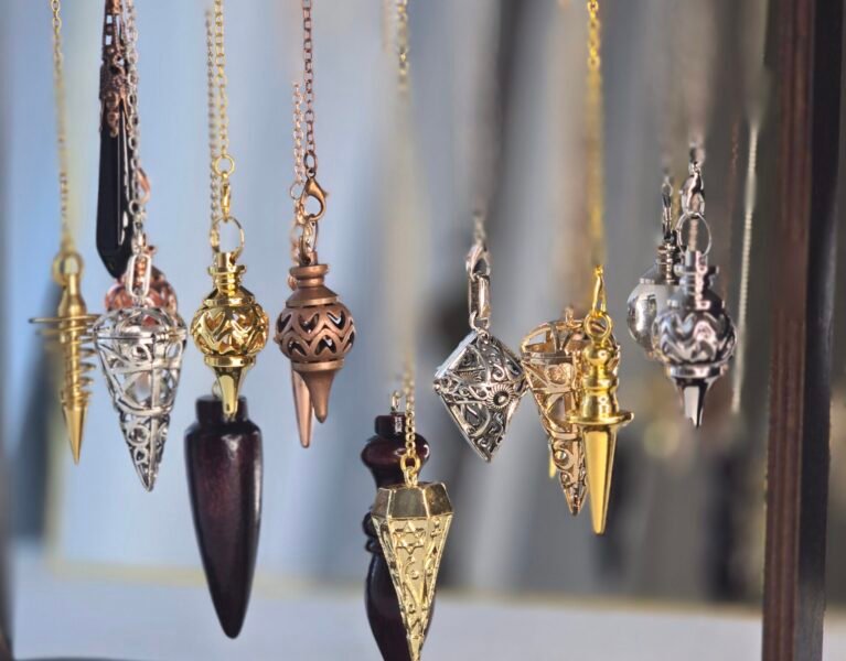 Ensemble de pendules divinatoires en pierre, métal et résine