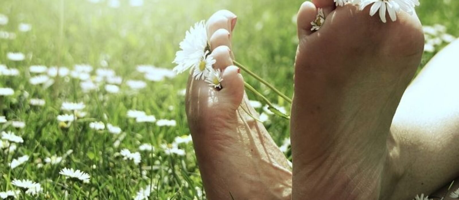 Ancrage naturel pieds nus dans l’herbe pour renforcer son énergie et sa stabilité