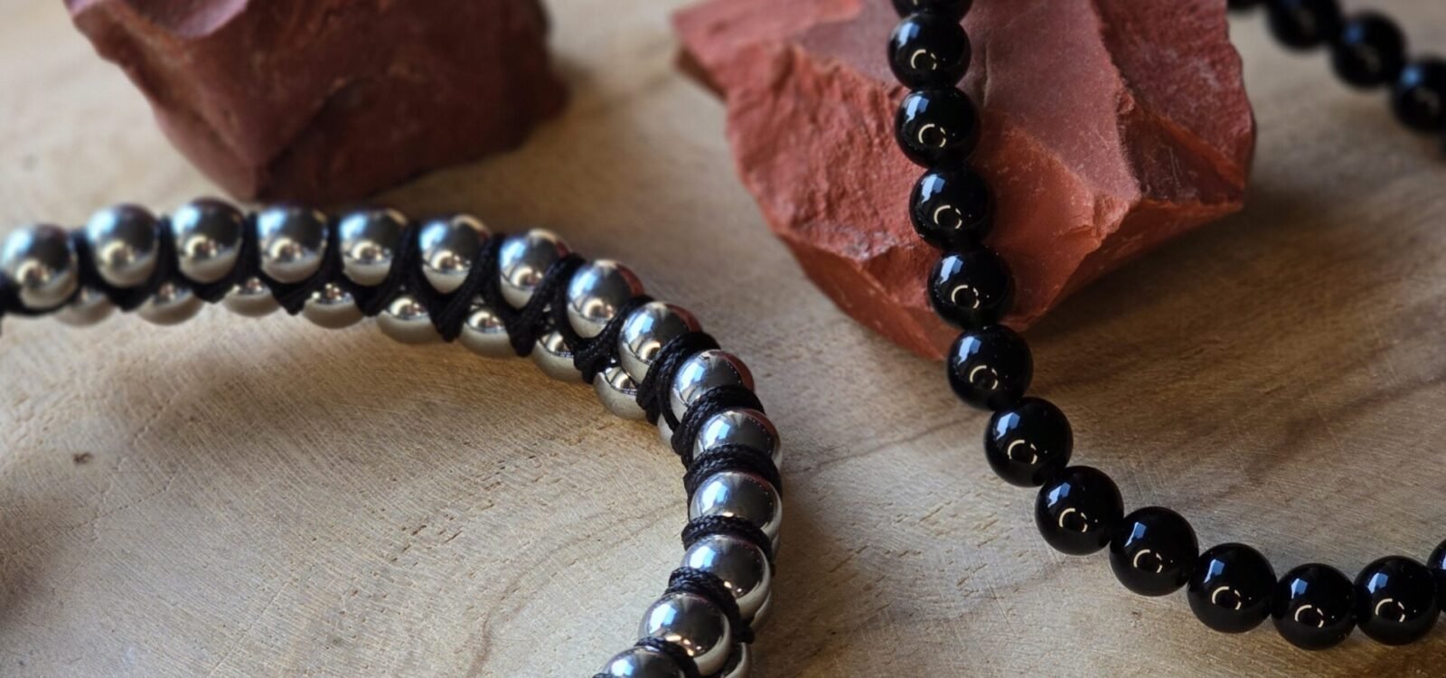 Pierres de protection énergétique et d’ancrage : tourmaline noire, jaspe rouge et hématite