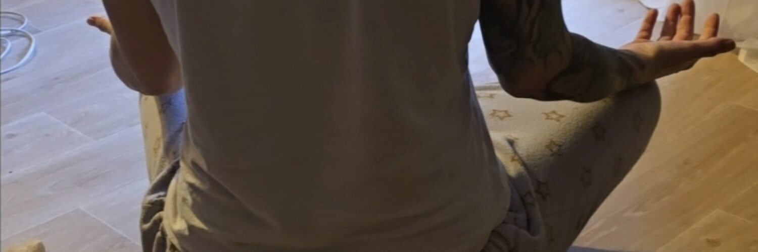 Posture de méditation Isha Kriya — assis en tailleur face à l'est